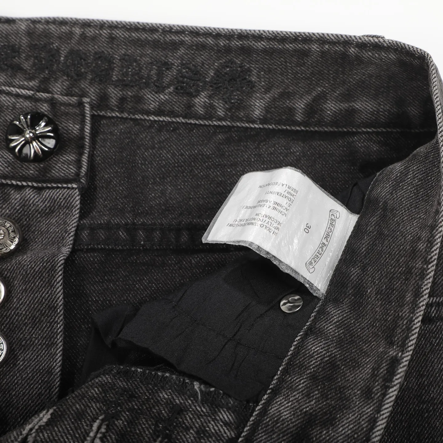 P280 Chrome Hearts city-limited flame black and white leather jeans need to be washed after the finished product is disassembled and hand-made with sheepskin cross leather and then spliced ​​together. The whole piece has too many craftsmanship to explain. The cabinet price is 34W+, the patchwork is decorated with cross flowers, and the high-waisted washed jeans! ! Absolutely high-end luxury products, 8W+ level god-level single products, super popular products, made with top heavy industry, a magic weapon that cannot be missed. About Kroxin This is an extremely luxurious fashion brand, which can also be called the aristocrats of the high street. It has always been an exclusive brand for some hipsters or rich second generation. Compared with ordinary high streets, it is more luxurious and noble. Compared with luxury brands, it has a more fashionable personality and has always been a brand that I have a special liking for. Size: 28 30 32 34 (corresponds to S-XL) Size chart: 28 Waist 76 Pants length 104 Hips 98 30 Waist 80 Pants length 105 Hips 102 32 Waist 84 Pants length 106 Hips 106 34 Waist 88 Pants length 107 Hips 110